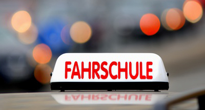 Fahrschule mit Licht bei Dämmerung
